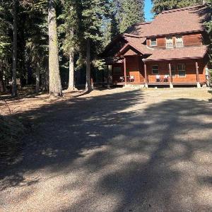 Whispering Pines Cabin With Private Hot Tub