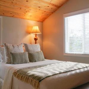 Cozy 2-bed cabin looking over Palisades Lake
