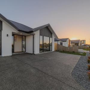 Modern 4BR Stay with Large Living Area in Hornby