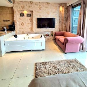 The Story Luxury Jacuzzi Apartment