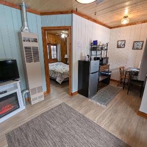 Cozy 1BR 1BA Cabin #4 Riverside Point Resort