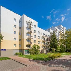 Cozy Apartment with Workspace and Close to Metro by Noclegi Renters