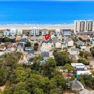 Spacious 7 bedrooms duplex walk to the beach pool