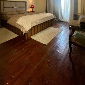 Room King bed with shared bathroom Amazing view Downtown