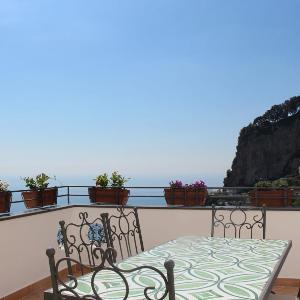 Casa La Fontana intera terrazzo vista mare Amalfi Pogerola