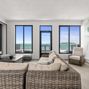 Balandras Beach Stays House 4 Beachfront w Hot Tubs