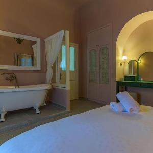 SÀWĀ Joury 1BR Rosy Apt with Bathtub in Mar Mikhael