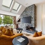 Creighton 2- Spacious Lakeshore Apartment