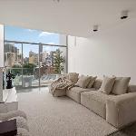 Modern Stay with Skyline Views in Darlinghurst 