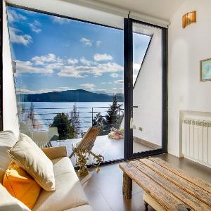 Moderno y Acogedor Depto con Deck & Vista al Lago