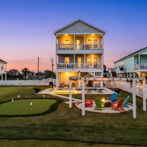 Modern Galveston getaway 3 Min to Beach Pool Spa Mini Golf Fire Pit