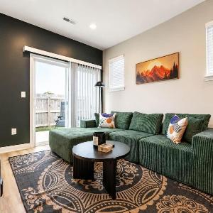 IRIE Living-Modern Kg 2Bd Gym Pool BRAND NEW
