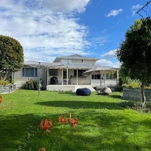 Spacious 4 BRM home with spa and large garden