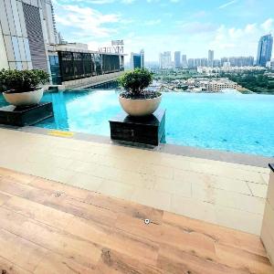 Couple Friendly High Rise With Rooftop Pool