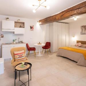 Piave suite | Modern studio con balcone in corte storica