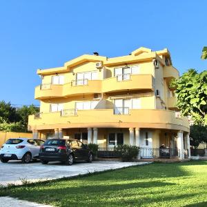 Cejovic Apartments & Pool