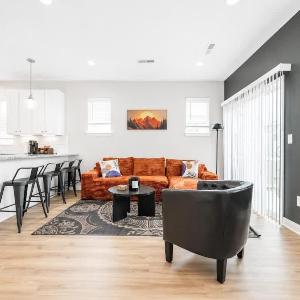 IRIE Living-Haven 2BR Home with Pool Gym Access