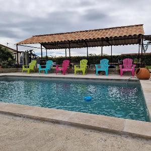 Bungalow confortable à Arles avec piscine