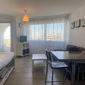 Studio rénové front de mer avec terrasse et aperçu mer