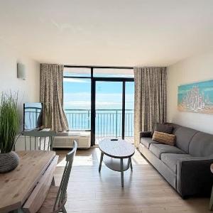 Fabulous Oceanfront 1bd pool and hot tub