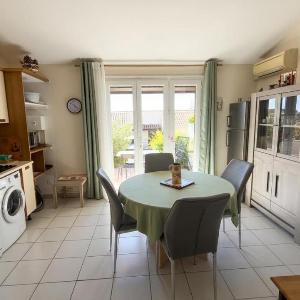 AIG186 Charmant T2 Mezzanine avec terrasse ensoleillée Parking Wifi et Clim