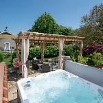 Coco’s Beach House: Quiet Setting w/ Hot Tub Lovely Backyard Michigan