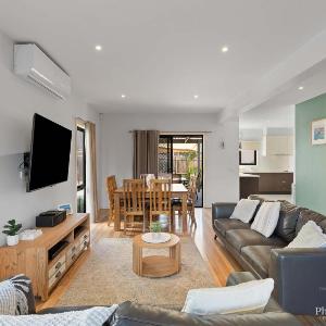 Spacious Townhouse Near Shops and Beach