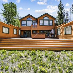 On The Rocks - Spacious Peak 7 Home with Hot Tub and Two Fireplaces