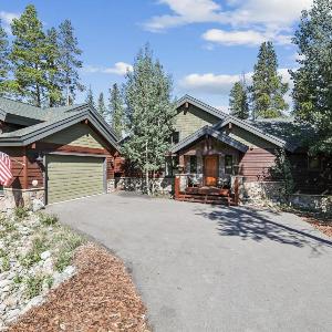 Pine Needle Lodge Private Breckenridge Home with Hot Tub