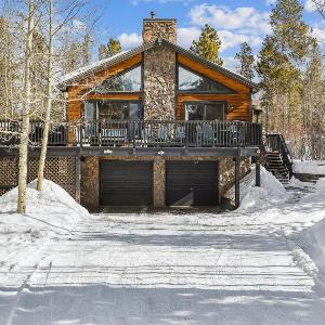 Wildwood Peaks: Secluded Breckenridge Cabin with Hot Tub and Ski Area Views