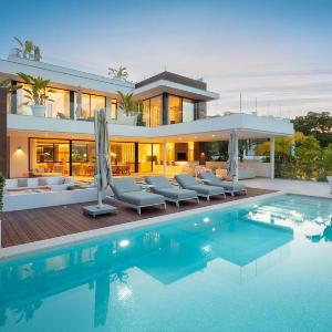 VACATION MARBELLA I Villa Almost Heaven Private Heated Pool Prime Location Golf Valley Minutes to Puerto Banus Hot Tub GYM World-Class Dining