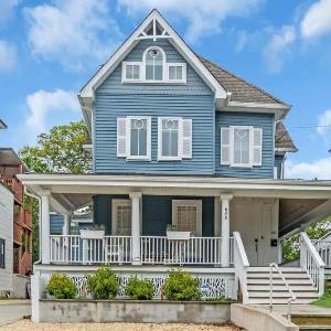Spacious 4BR Duplex - 5 Blks 2 Beach - Badges Incl