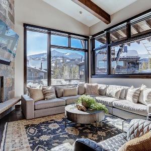 Wintours Leap has easy ski access and private hob!