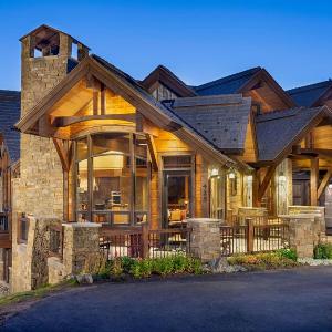 Slopeside Manor: Ski Access on Peak 8 Private Hot Tub Resort Amenities