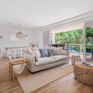 Sophisticated & stylish beachside apartment with pool