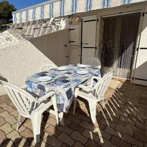 Pavillon climatisé avec terrasse et piscine collective - GN180-038