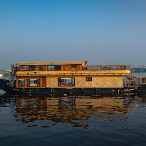 Hills and Cruise Luxury Houseboat Alappuzha