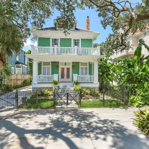 Classy Upscale Villa Perfect Uptown Location