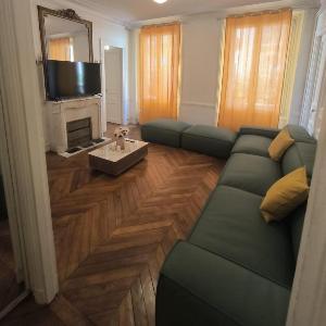 Modern Paris 2BR Apartment-Central Stay with Netflix