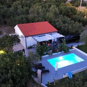 Family friendly house with a swimming pool Makarska - 25825