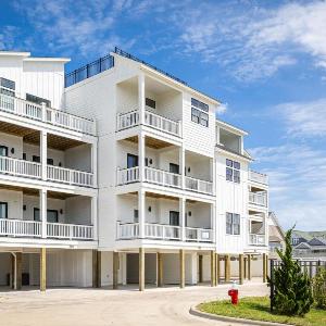 Brand New Luxury Townhome Close to Beach with Pool