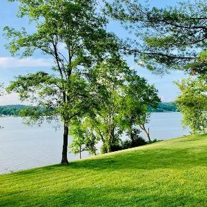 Riverfront Carriage House Cottage in Warsaw KY Apartment