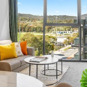 Modern 2BR Apt Near Hospital Pool n Parking