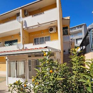Apartments with parking space Makarska - 25826