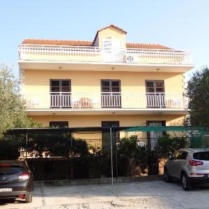 Apartments with parking space Korcula - 25951
