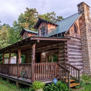 Log Cabin Getaway in the RRG