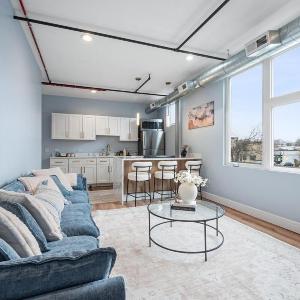 Beautiful Bright 2 bed - Near downtown Chicago