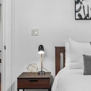 Mountain Loft Retreat central and modern 1-Bed steps from Downtown