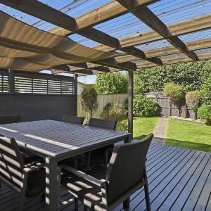 Rotorua Retreat - Stylish 2BR with Covered Deck