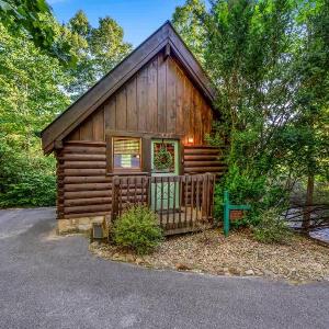 Warm Comfortable Couples Retreat - 10 mins to Downtown - King bed - Pool Access